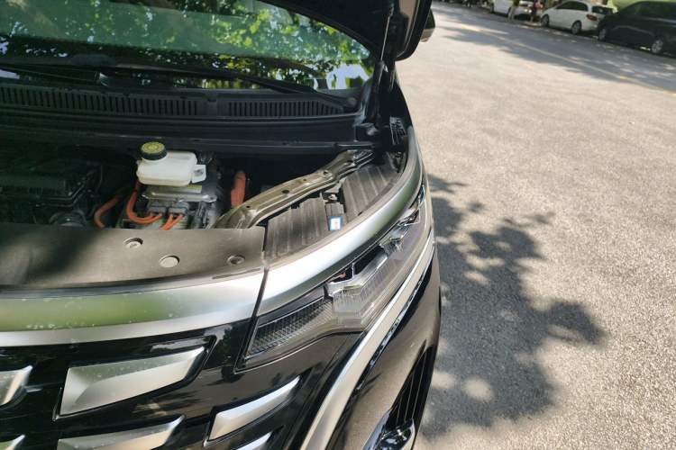 Used Denza D9 2022 DM-i 1040 Prestige Model Engine Bay Left