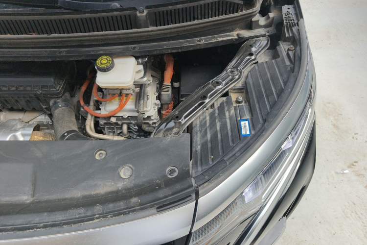 Used Denza D9 2022 DM-i 1040 Prestige Model Engine Bay Left