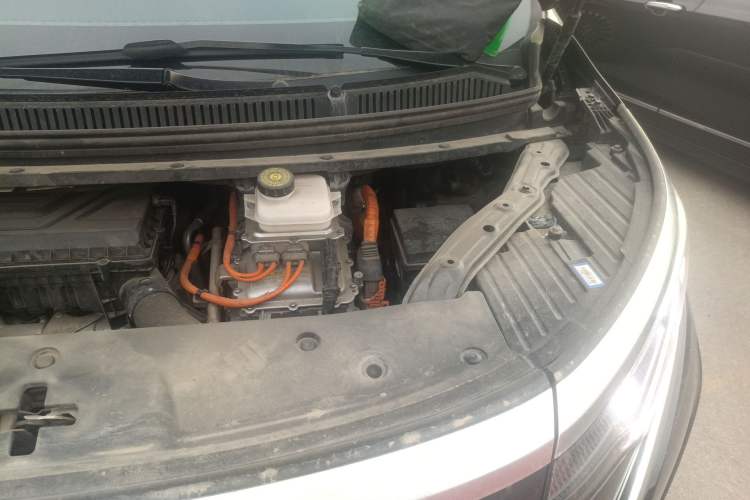 Used Denza D9 2022 DM-i 1040 Prestige Model Engine Bay Left