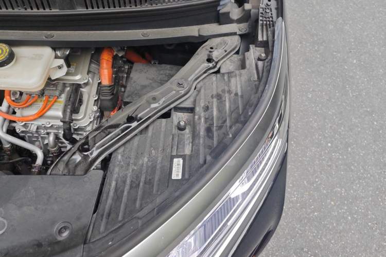 Used Denza D9 2022 DM-i 970 Four-Wheel Drive Flagship Model Engine Bay Left