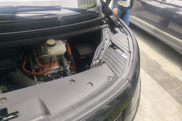 Used Denza D9 2022 DM-i 970 Four-Wheel Drive Flagship Model Engine Bay Left