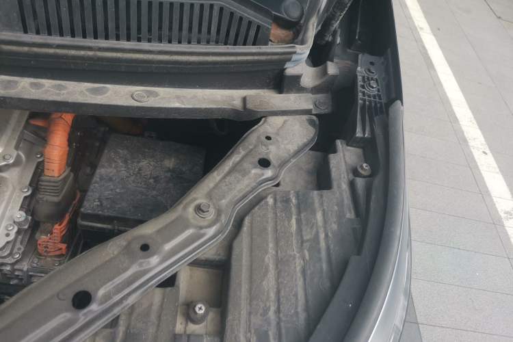 Used Denza D9 2022 DM-i 970 Four-Wheel Drive Prestige Model Engine Bay Left