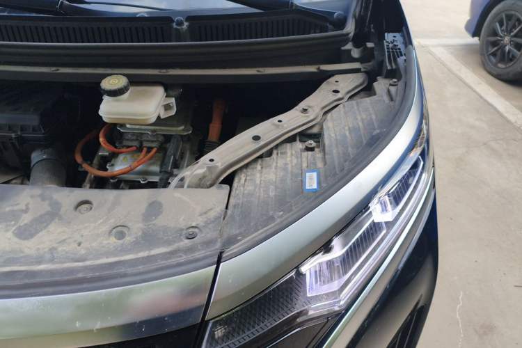 Used Denza D9 2022 DM-i 1040 Prestige Model Engine Bay Left
