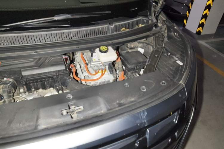 Used Denza D9 2022 DM-i 970 Four-Wheel Drive Prestige Model Engine Bay Left