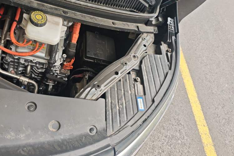 Used Denza D9 2022 DM-i 970 Four-Wheel Drive Prestige Model Engine Bay Left