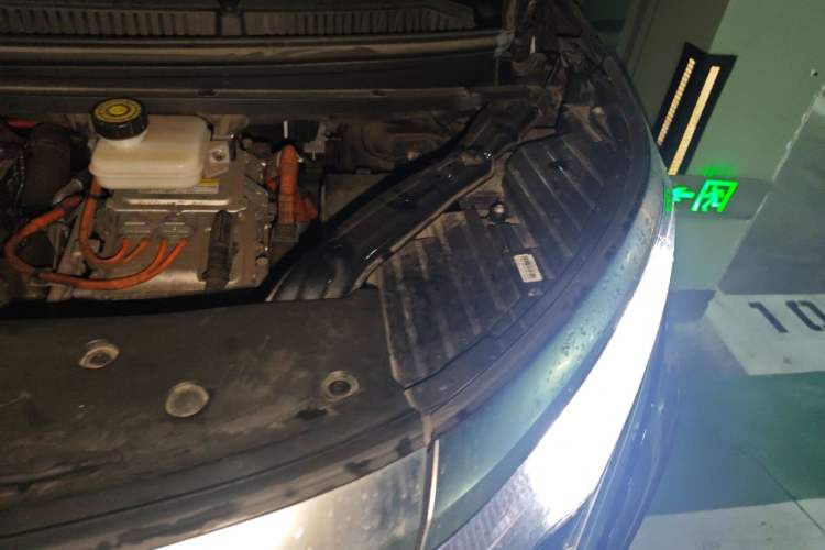 Used Denza D9 2022 DM-i 970 Four-Wheel Drive Prestige Model Engine Bay Left