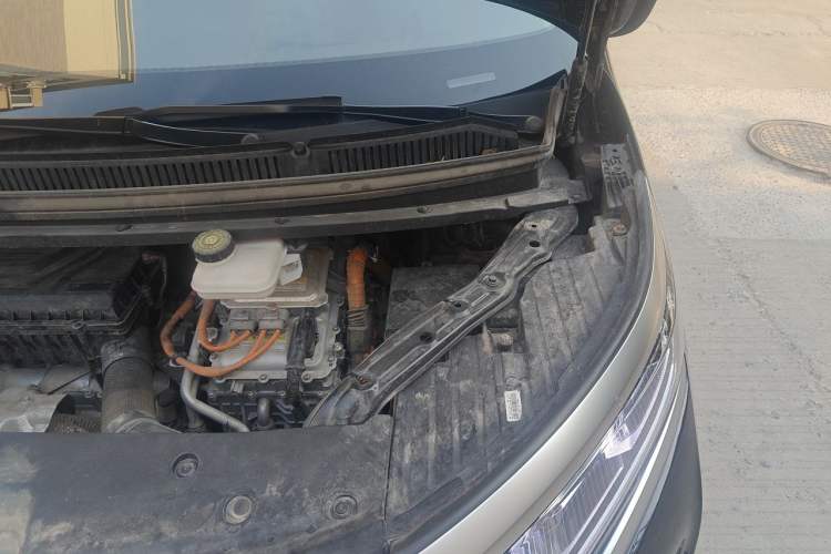 Used Denza D9 2022 DM-i 970 Four-Wheel Drive Prestige Model Engine Bay Left