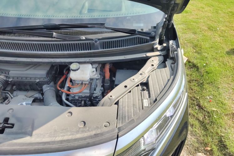 Used Denza D9 2022 DM-i 970 Four-Wheel Drive Flagship Model Engine Bay Left