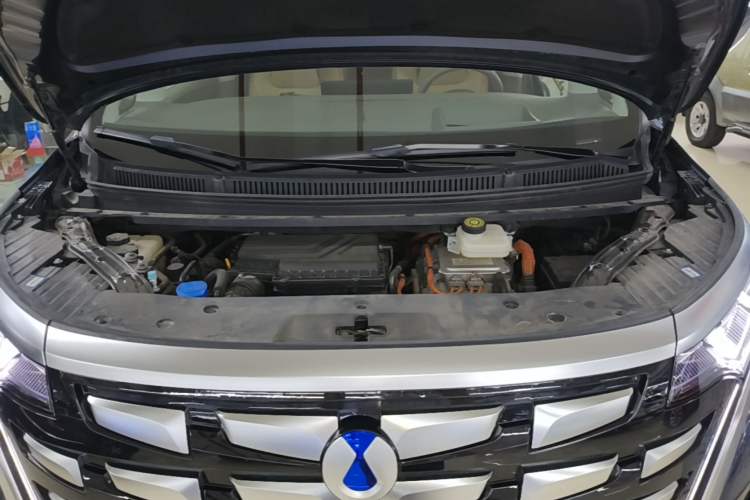 Used Denza D9 2022 DM-i 970 Four-Wheel Drive Flagship Model Engine Bay