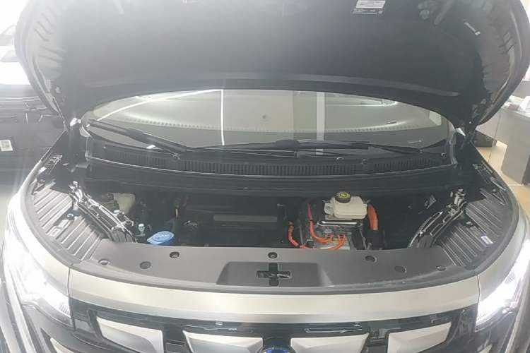 Used Denza D9 2022 DM-i 1040 Prestige Model Engine Bay