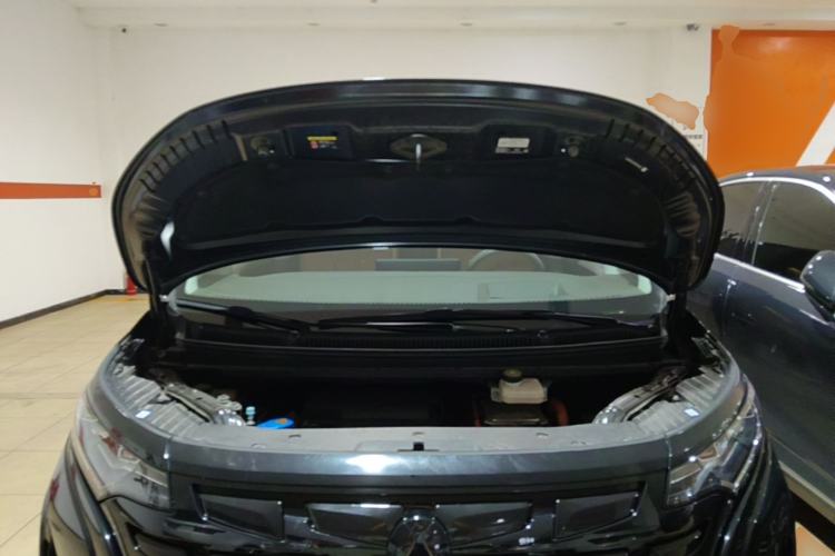 Used Denza D9 2022 DM-i 970 Four-Wheel Drive Flagship Model Engine Bay