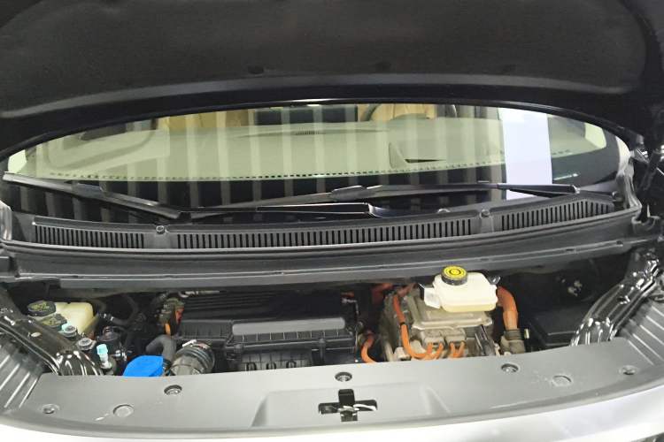 Used Denza D9 2022 DM-i 970 Four-Wheel Drive Flagship Model Engine Bay