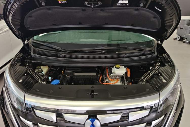 Used Denza D9 2022 DM-i 970 Four-Wheel Drive Flagship Model Engine Bay