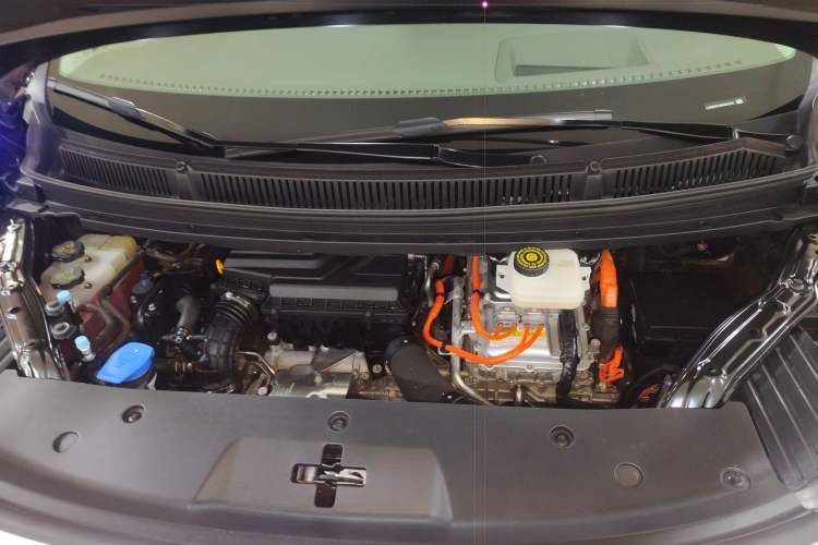Used Denza D9 2022 DM-i 970 Four-Wheel Drive Flagship Model Engine Bay