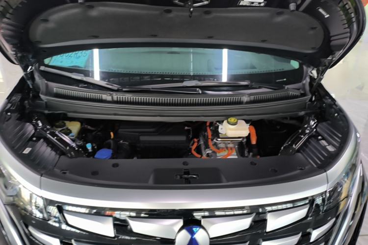 Used Denza D9 2022 DM-i 970 Four-Wheel Drive Flagship Model Engine Bay