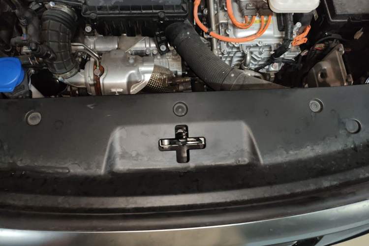 Used Denza D9 2022 DM-i 970 Four-Wheel Drive Flagship Model Engine Bay
