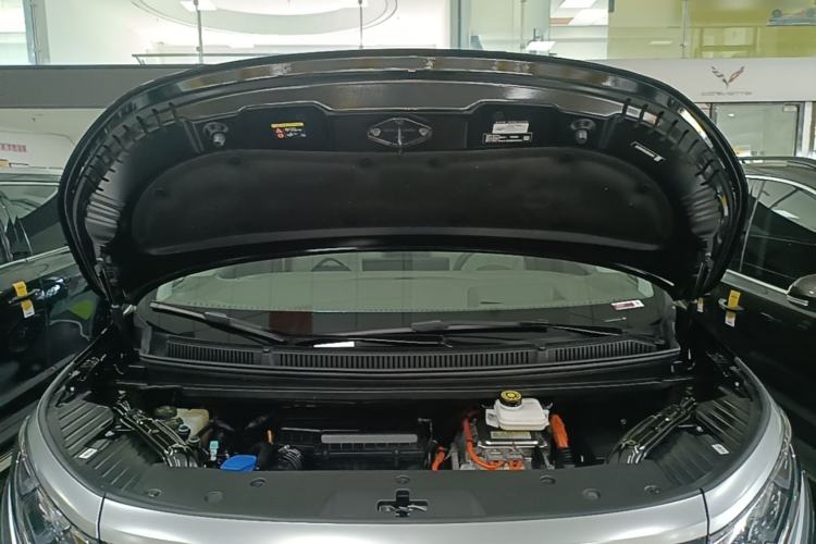 Used Denza D9 2022 DM-i 970 Four-Wheel Drive Flagship Model Engine Bay