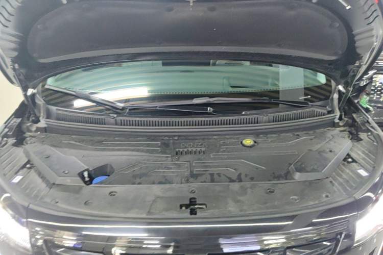 Used Denza D9 2022 DM-i 970 Four-Wheel Drive Prestige Model Engine Bay