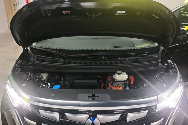 Used Denza D9 2022 DM-i 970 Four-Wheel Drive Flagship Model Engine Bay