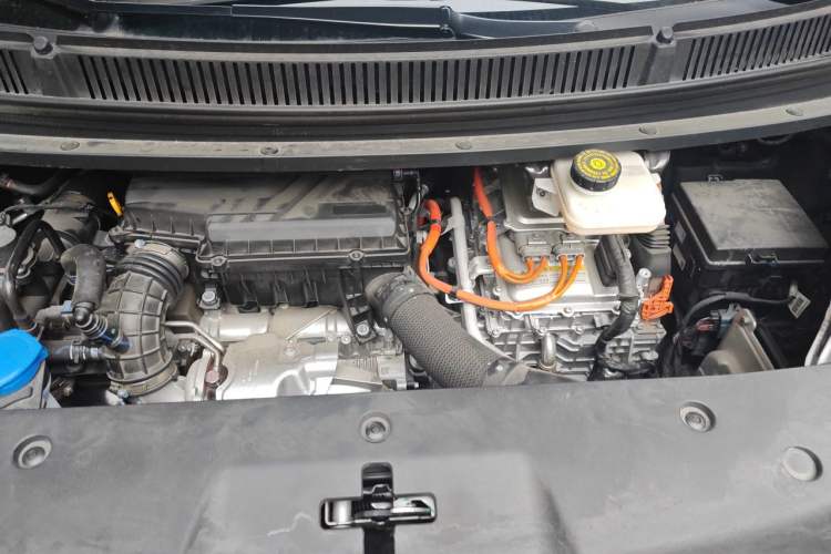 Used Denza D9 2022 DM-i 970 Four-Wheel Drive Flagship Model Engine Bay