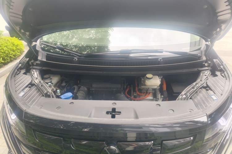 Used Denza D9 2022 DM-i 970 Four-Wheel Drive Flagship Model Engine Bay