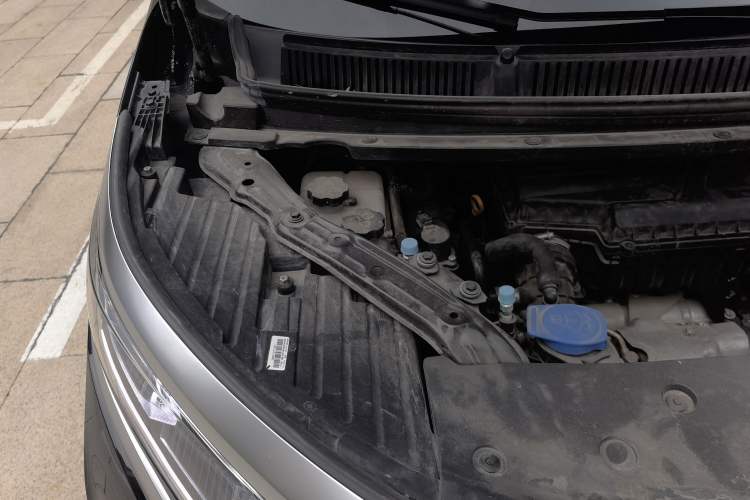 Used Denza D9 2022 DM-i 970 Four-Wheel Drive Flagship Model Engine Bay Right
