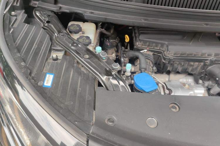 Used Denza D9 2022 DM-i 970 Four-Wheel Drive Prestige Model Engine Bay Right