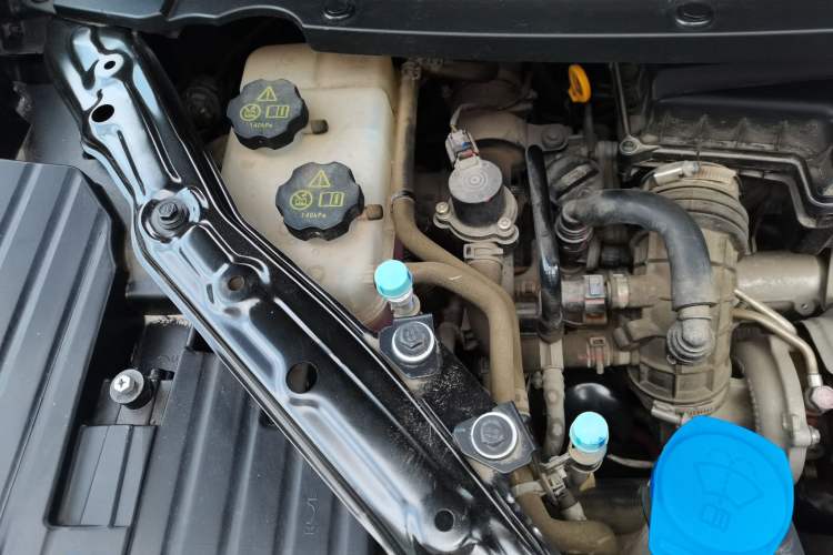 Used Denza D9 2022 DM-i 1040 Prestige Model Engine Bay Right