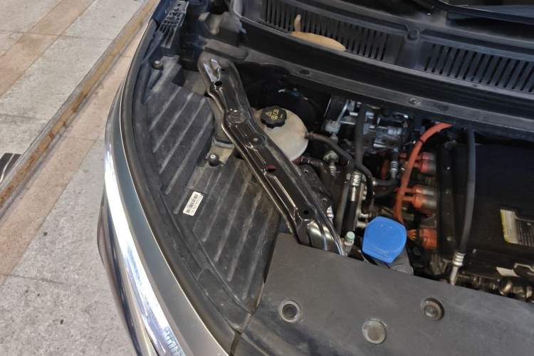 Used Denza D9 2022 EV 600 Four-Wheel Drive Flagship Model Engine Bay Right