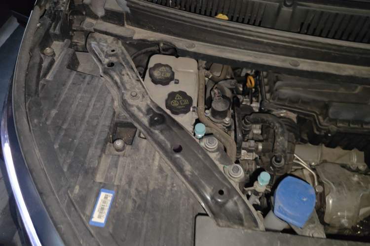 Used Denza D9 2022 DM-i 970 Four-Wheel Drive Prestige Model Engine Bay Right