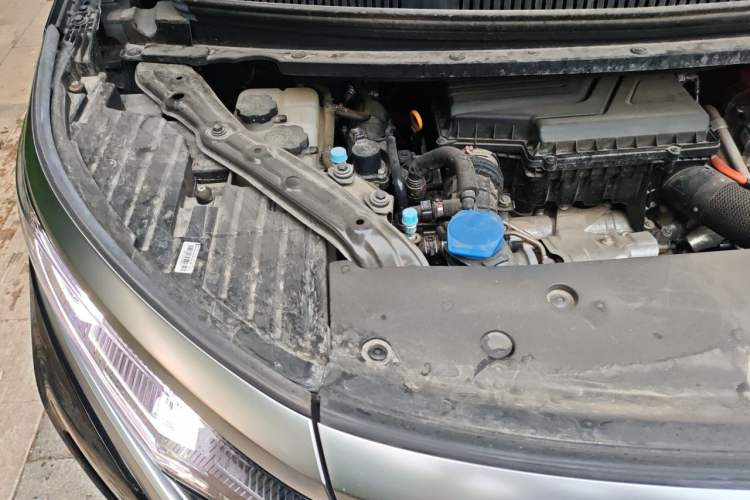 Used Denza D9 2022 DM-i 970 Four-Wheel Drive Flagship Model Engine Bay Right