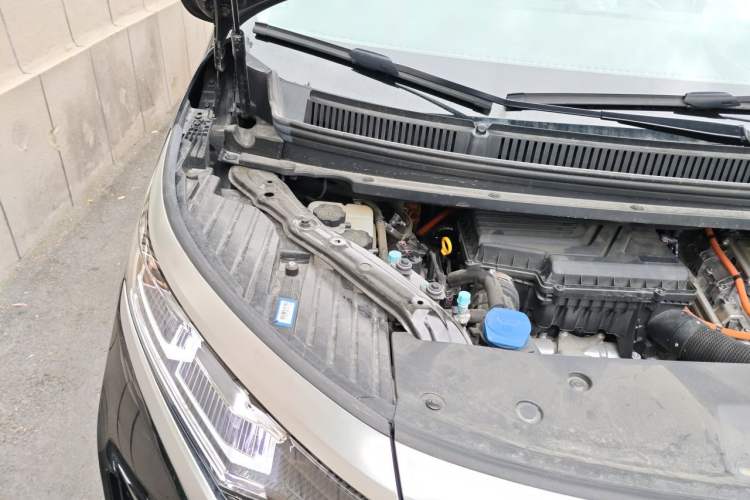 Used Denza D9 2022 DM-i 970 Four-Wheel Drive Flagship Model Engine Bay Right