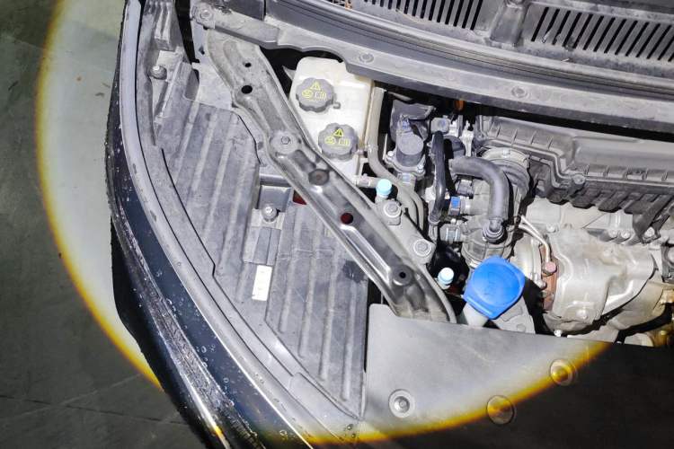 Used Denza D9 2022 DM-i 1040 Prestige Model Engine Bay Right