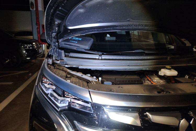 Used Denza D9 2022 DM-i 970 Four-Wheel Drive Prestige Model Engine Bay Right