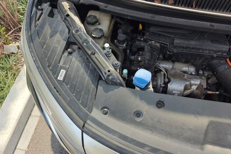 Used Denza D9 2022 DM-i 1040 Prestige Model Engine Bay Right