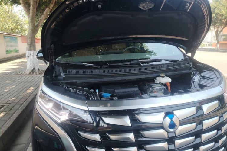 Used Denza D9 2022 DM-i 945 Luxury Model Engine Bay Right