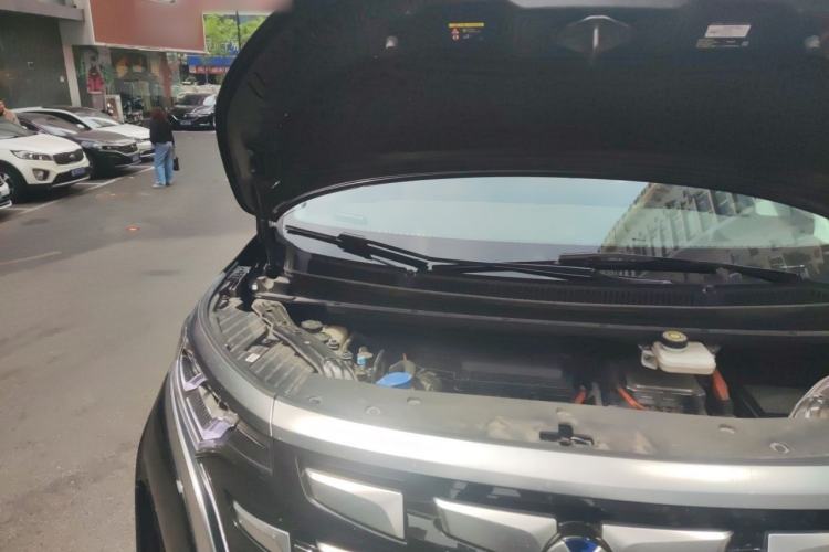 Used Denza D9 2022 DM-i 970 Four-Wheel Drive Flagship Model Engine Bay Right