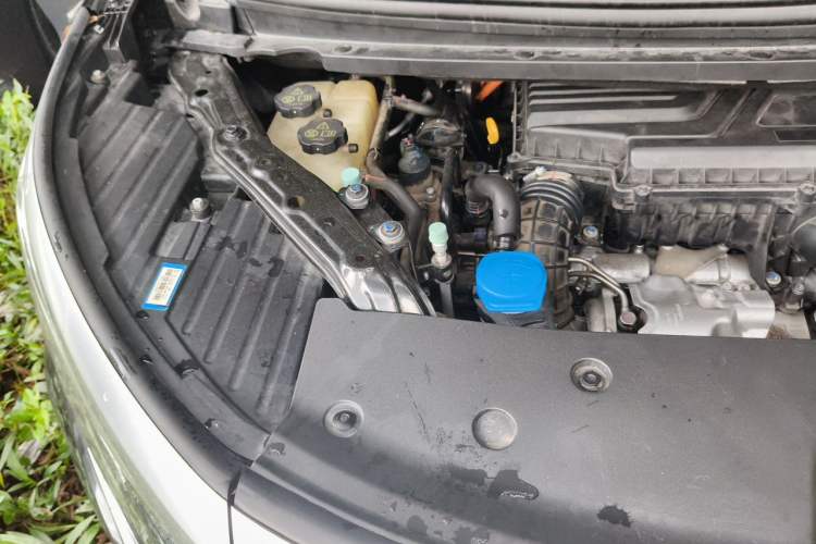 Used Denza D9 2022 DM-i 1040 Prestige Model Engine Bay Right