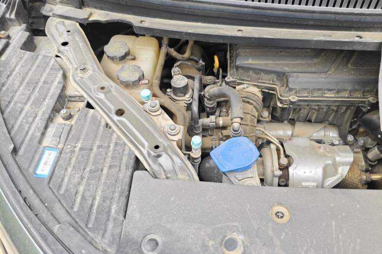 Used Denza D9 2022 DM-i 1040 Prestige Model Engine Bay Right