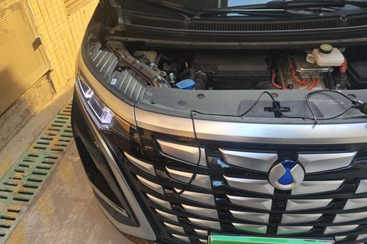 Used Denza D9 2022 DM-i 970 Four-Wheel Drive Prestige Model Engine Bay Right