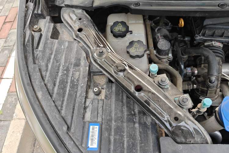 Used Denza D9 2022 DM-i 970 Four-Wheel Drive Prestige Model Engine Bay Right