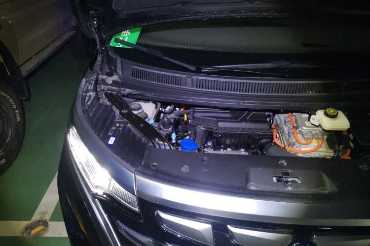 Used Denza D9 2022 DM-i 970 Four-Wheel Drive Flagship Model Engine Bay Right