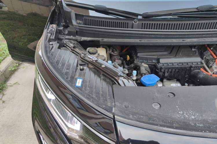 Used Denza D9 2022 DM-i 970 Four-Wheel Drive Prestige Model Engine Bay Right