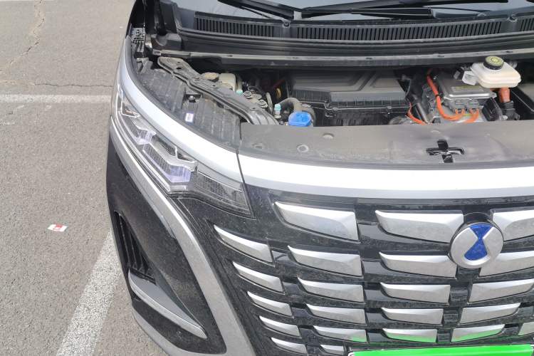 Used Denza D9 2022 DM-i 1040 Prestige Model Engine Bay Right
