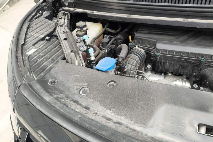 Used Denza D9 2022 DM-i 970 Four-Wheel Drive Prestige Model Engine Bay Right