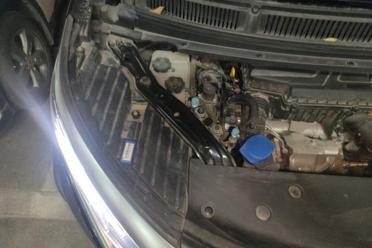 Used Denza D9 2022 DM-i 1040 Prestige Model Engine Bay Right