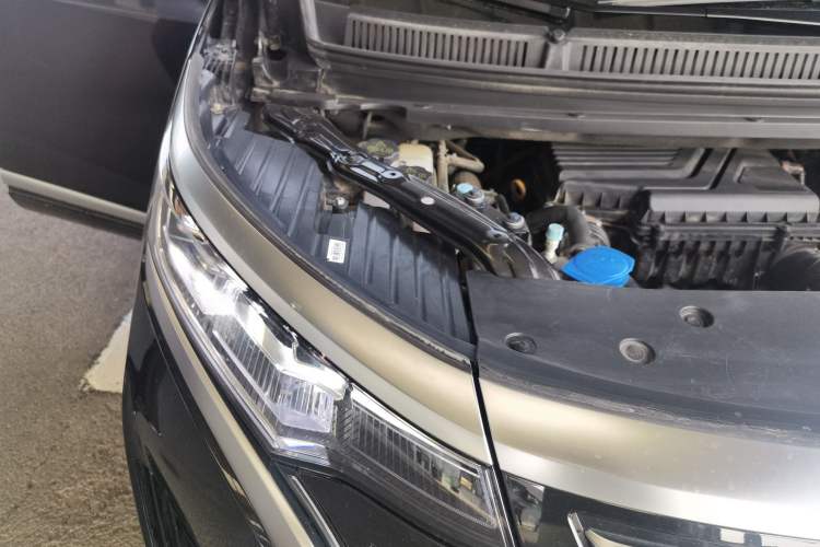 Used Denza D9 2022 DM-i 970 Four-Wheel Drive Flagship Model Engine Bay Right