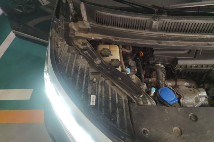 Used Denza D9 2022 DM-i 970 Four-Wheel Drive Flagship Model Engine Bay Right
