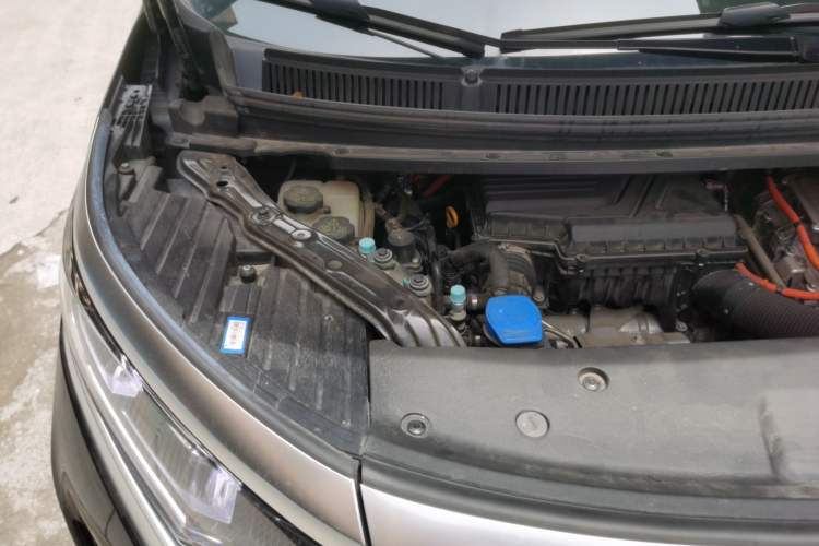 Used Denza D9 2022 DM-i 970 Four-Wheel Drive Flagship Model Engine Bay Right