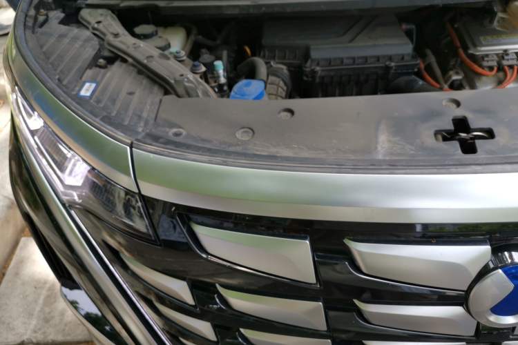 Used Denza D9 2022 DM-i 970 Four-Wheel Drive Flagship Model Engine Bay Right